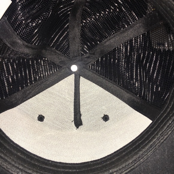 A hat - Picture 3 of 3